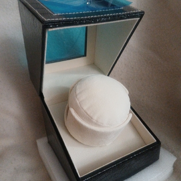 Black and Cream Accessories with Stylish Design - Picture 8 of 9